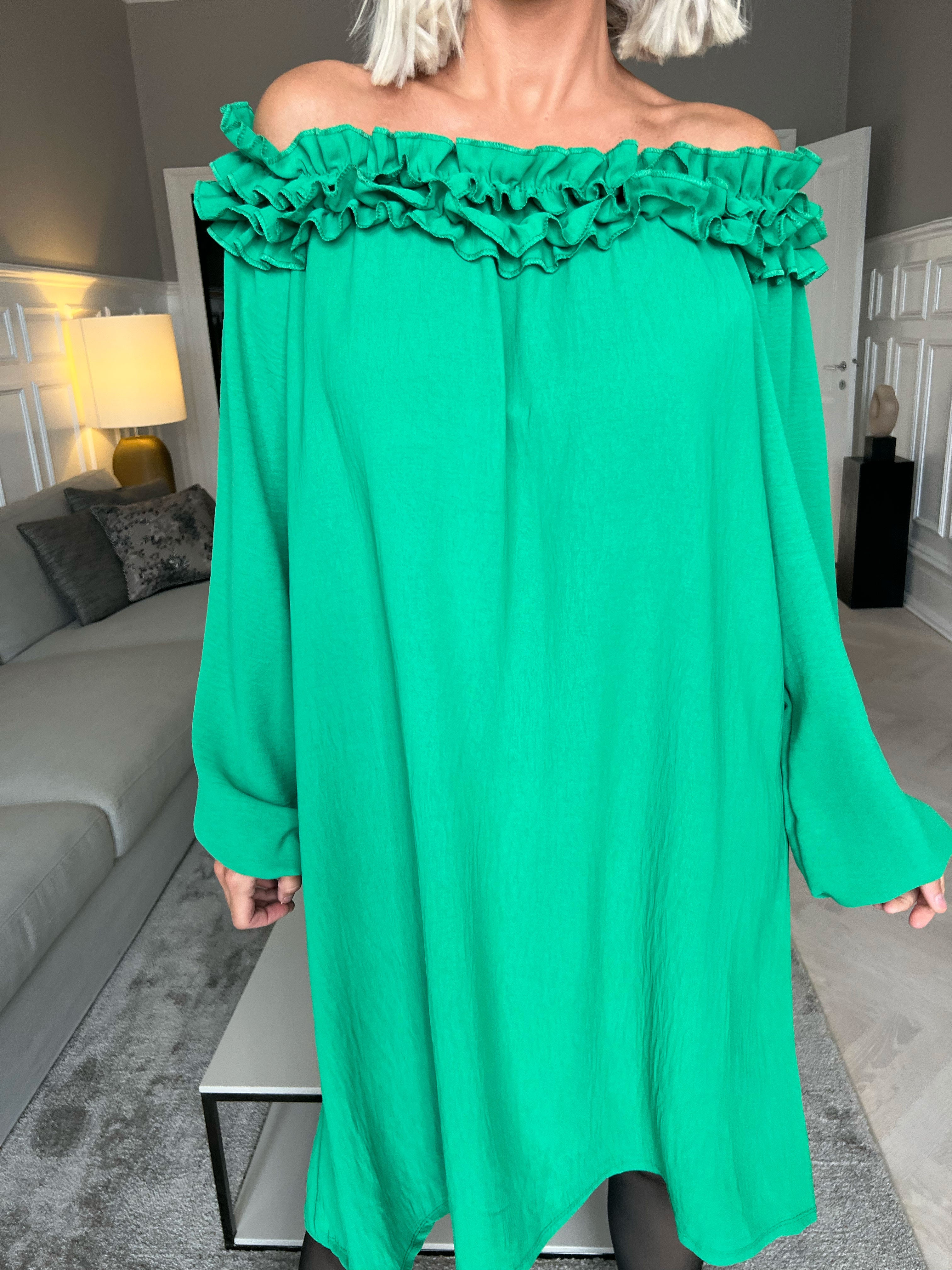 Chili Dress - Kjole med lange ærmer og flæser i udskæringen